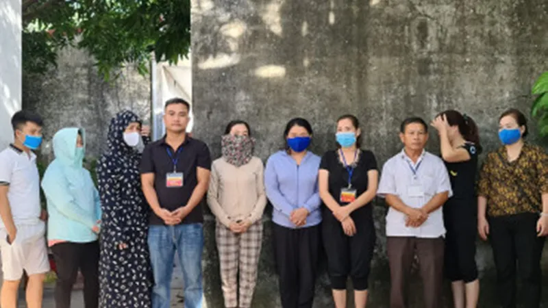 Các đối tượng tại cơ quan công an. Ảnh Công an TP Hà Tĩnh
