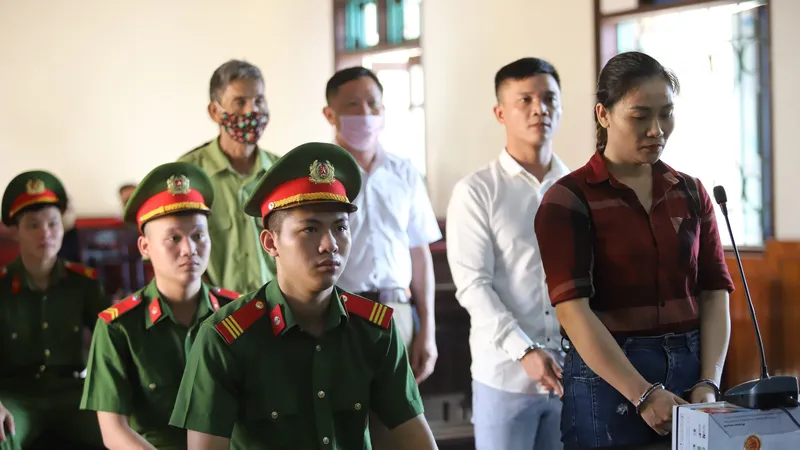 Phiên tòa tạm hoãn do vắng bị cáo và nhiều nhân chứng