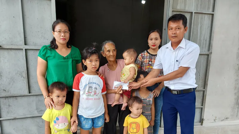 Ông Nguyễn Duy Thái (Bí thư Đảng ủy xã Xuân Hải) trao 23,3 triệu đồng của bạn đọc Báo SGGP cho gia đình anh Nguyễn Văn Danh