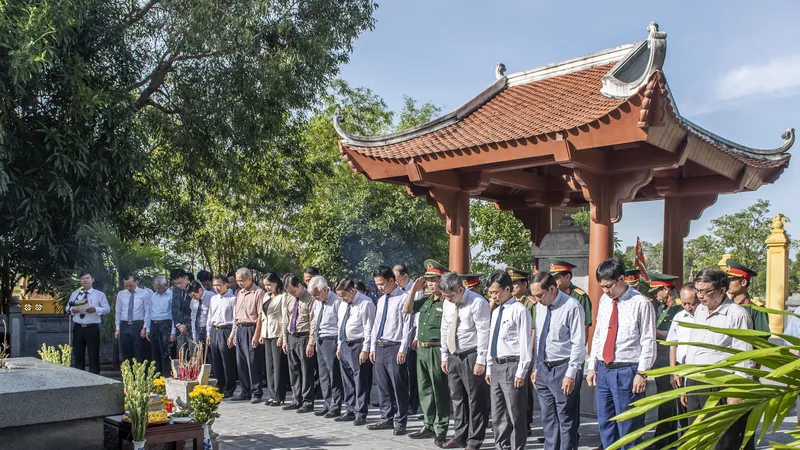 Các đại biểu tiến hành dâng hoa, dâng hương tại phần mộ Đại thi hào Nguyễn Du (ở thị trấn Tiên Điền, huyện Nghi Xuân, tỉnh Hà Tĩnh)