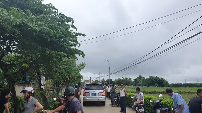 Lực lượng chức năng đang phong tỏa hiện trường, điều tra vụ việc