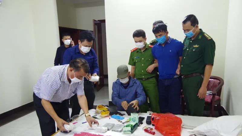 Đối tượng Đặng Quốc Hùng cùng tang vật tại hiện tường