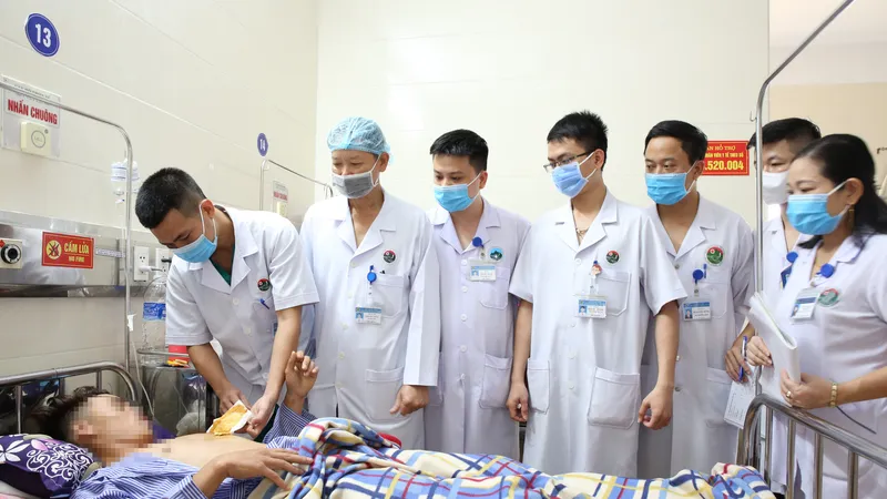 Các bác sĩ kiểm tra sức khỏe cho bệnh nhân N.Đ.L.