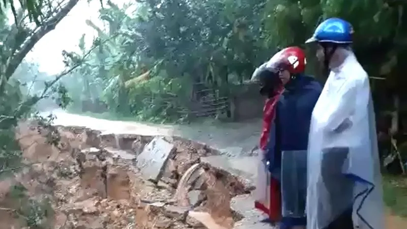 Hiện trường tuyến đường ở thôn Vĩnh Yên (xã Đức Lạng, huyện Đức Thọ, Hà Tĩnh) bị sạt lở