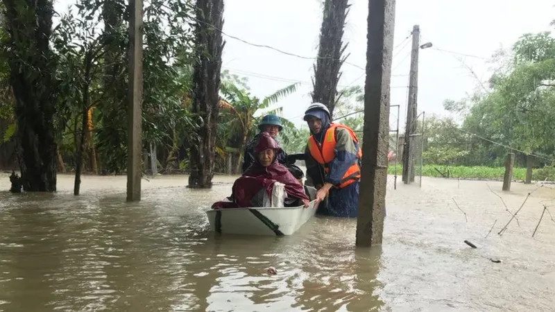Lực lượng chức năng ở xã Thạch Đài (huyện Thạch Hà, tỉnh Hà Tĩnh) giúp đưa người lớn tuối đến nơi tránh trú an toàn