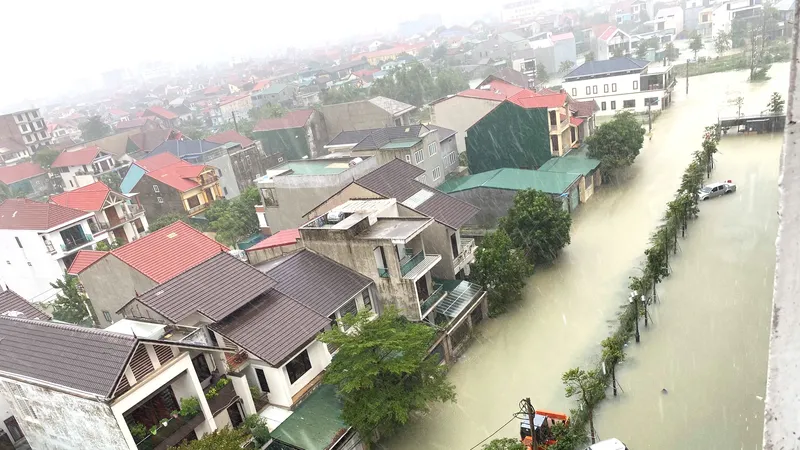 Nhiều đường phố, nhà dân ở trung tâm TP Hà Tĩnh bị ngập nước sâu