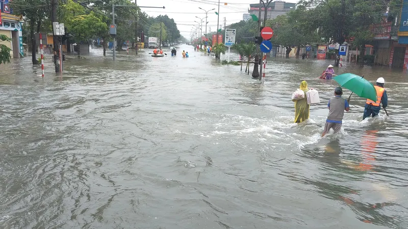 Quốc lộ 1A qua trung tâm TP Hà Tĩnh bị tê liệt hoàn toàn