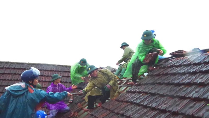 Lực lượng chức năng giúp người dân khắc phục hậu quả lốc xoáy