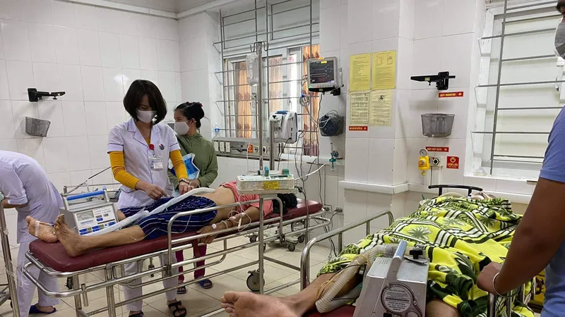 Bệnh nhân M.T.H. và B.V.C. được chuyển vào bệnh viện cấp cứu