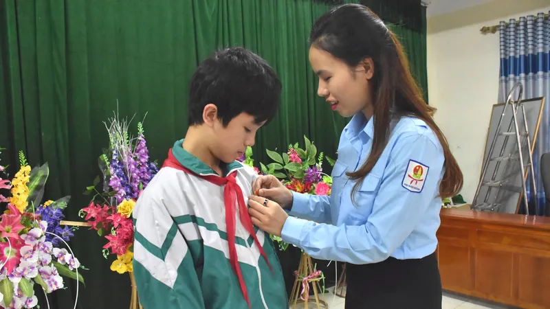 Phó Bí thư Tỉnh đoàn Hà Tĩnh Nguyễn Ny Hương trao huy hiệu “Tuổi trẻ dũng cảm” của Trung ương Đoàn TNCS Hồ Chí Minh cho em Phan Văn Quang