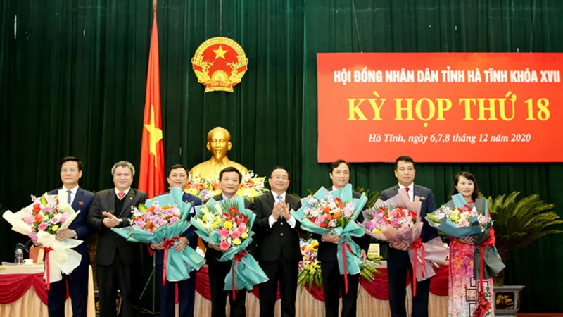 Tặng hoa chúc mừng các đồng chí trong Thường trực HĐND tỉnh và lãnh đạo UBND tỉnh vừa được bầu bổ sung tại kỳ họp
