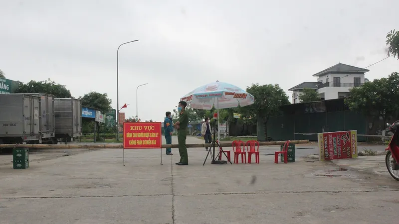 Lực lượng chức năng lập chốt kiểm soát ngăn chặn nguy cơ dịch từ vòng ngoài tại xã Tượng Sơn, huyện Thạch Hà, tỉnh Hà Tĩnh