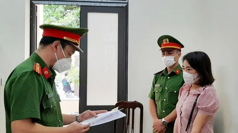Tống đạt quyết định khởi tố bị can đối với Hoàng Thị Tâm. Ảnh: Công an Hà Tĩnh cung cấp
