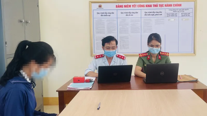 Cơ quan chức năng làm việc với T.T.N.A. Ảnh: Công an Hà Tĩnh cung cấp