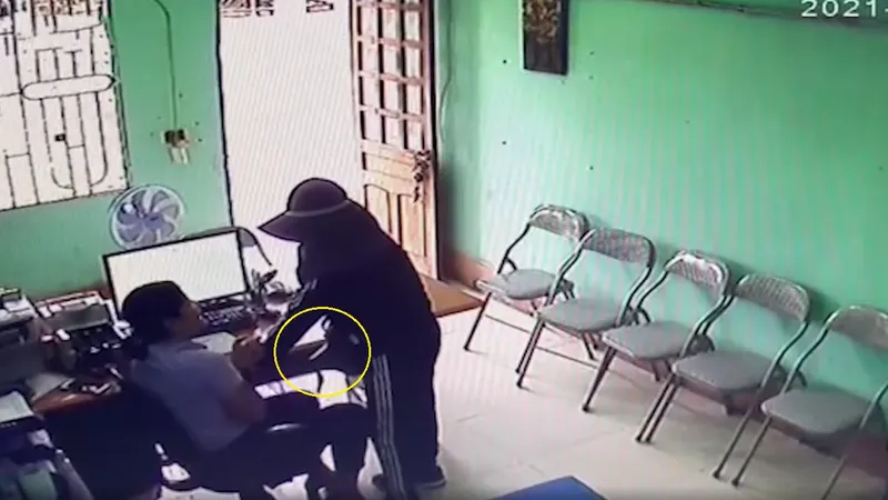 Nghi phạm đe dọa, khống chế nữ nhân viên Qũy tín dụng tại phòng làm việc. Ảnh cắt từ camera của Qũy tín dụng