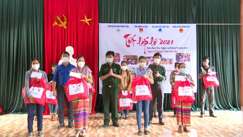 Trao tặng quà cho bà con dân tộc Chứt