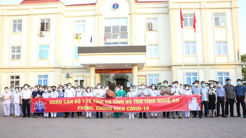 Các cán bộ, nhân viên, sinh viên ngành y tế Hà Tĩnh lên đường ra tỉnh Nghệ An hỗ trợ phòng, chống dịch Covid-19