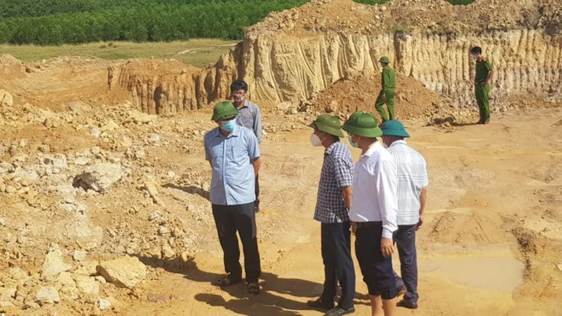 Lãnh đạo huyện Kỳ Anh và lực lượng chức năng kiểm tra hiện trường khai thác khoáng sản trái phép ở xã Kỳ Tây