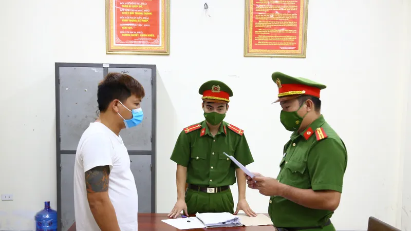 Công an đọc các quyết định khởi tố và lệnh bắt bị can để tạm giam đối với Nguyễn Đình Điệp. Ảnh: Công an Hà Tĩnh cung cấp