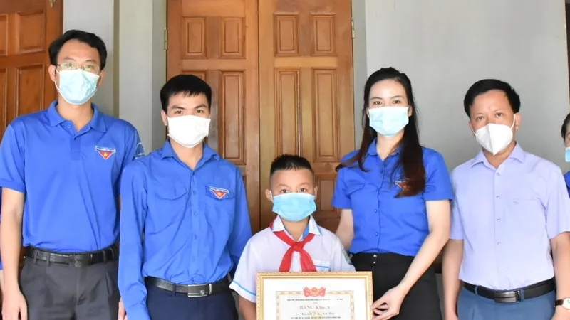 Trao bằng khen cho em Nguyễn Trần Anh Đức