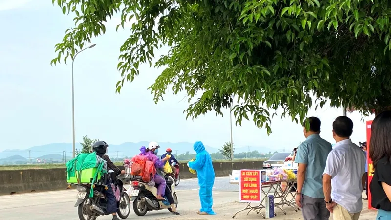 Hỗ trợ suất quà cho người dân tại điểm dừng chân tạm thời ở huyện Cẩm Xuyên