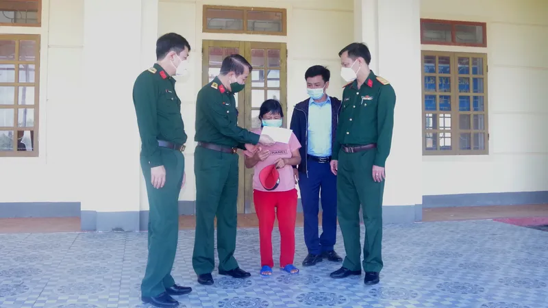 Lãnh đạo Bộ Chỉ huy Quân sự tỉnh Hà Tĩnh tặng quà động viên một thương binh ở huyện Thạch Hà