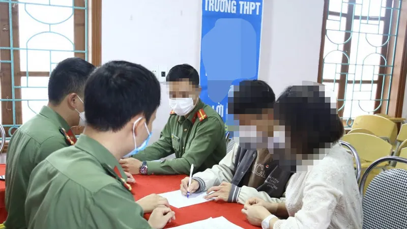 Cơ quan chức năng làm việc với học sinh và phụ huynh các em học sinh vi phạm. Ảnh: Công an Hà Tĩnh