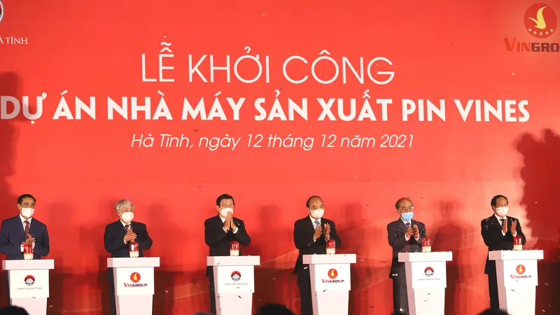 Chủ tịch nước Nguyễn Xuân Phúc và các đại biểu nhấn nút khởi công dự án Nhà máy sản xuất Pin VinES tại Khu kinh tế Vũng Áng, tỉnh Hà Tĩnh