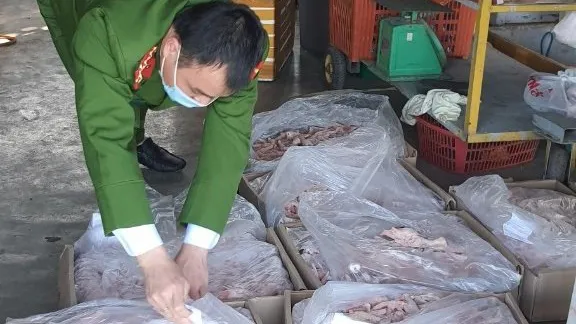 Phát hiện hơn một tấn mỡ và chân gà không rõ nguồn gốc