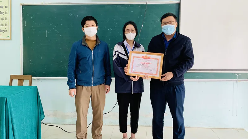Trao giấy khen của Huyện đoàn Hương Khê cho em Trần Thị Tuyết