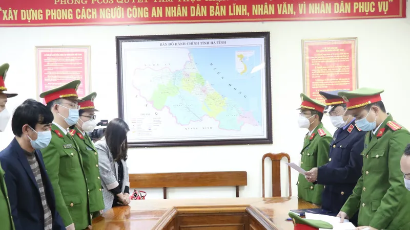 Cơ quan chức năng tống đạt quyết định khởi tố đối với Vương Đức Hải và Nguyễn Thị Diễn. Ảnh: Công an Hà Tĩnh cung cấp