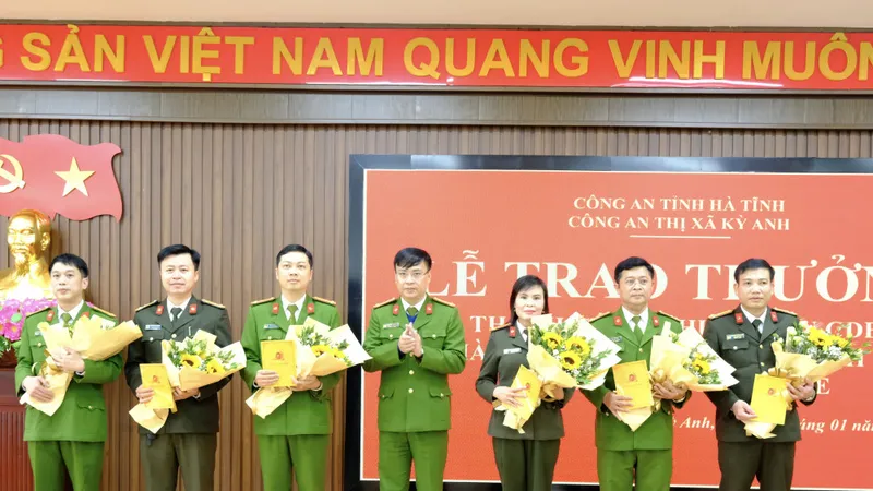 Trao thưởng cho các lực lượng phá thành công chuyên án đánh bạc quy mô lớn. Ảnh: Công an Hà Tĩnh cung cấp