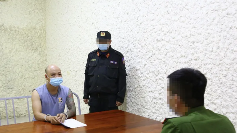 Đối tượng Nguyễn Văn Sơn tại cơ quan điều tra. Ảnh: Công an Hà Tĩnh cung cấp