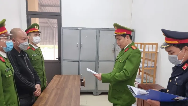 Cơ quan chức năng tống đạt quyết định khởi tố đối với Phùng Xuân Phong. Ảnh: Công an Hà Tĩnh cung cấp