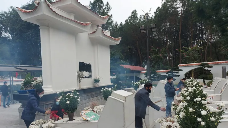 Người dân đến dâng hương tại Khu di tích lịch sử quốc gia đặc biệt Ngã ba Đồng Lộc
