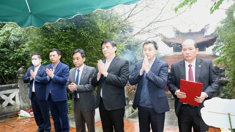 Bộ trưởng Bộ Y tế Nguyễn Thanh Long và lãnh đạo tỉnh Hà Tĩnh dâng hương tưởng niệm ngày mất của Đại danh y Hải Thượng Lãn Ông Lê Hữu Trác