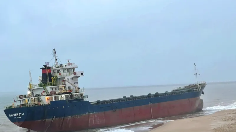 Tàu Hải Nam Star thời điểm bị mắc cạn