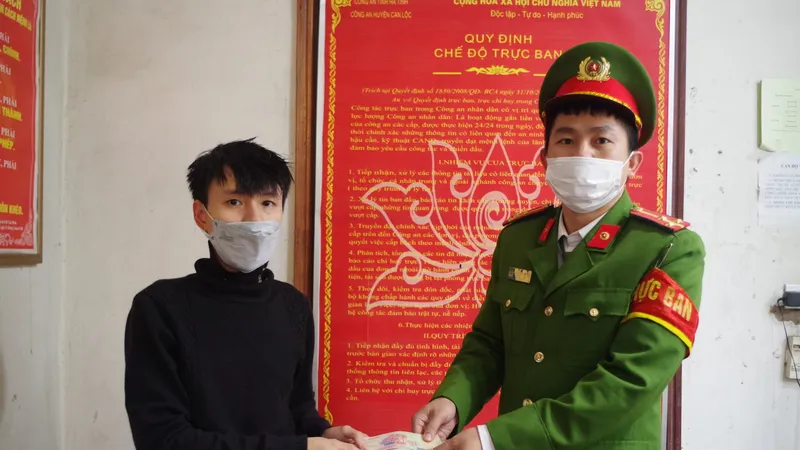 Anh Nguyễn Tiến Dũng mang số tiền nhặt được giao cho công an để trả lại người đánh rơi