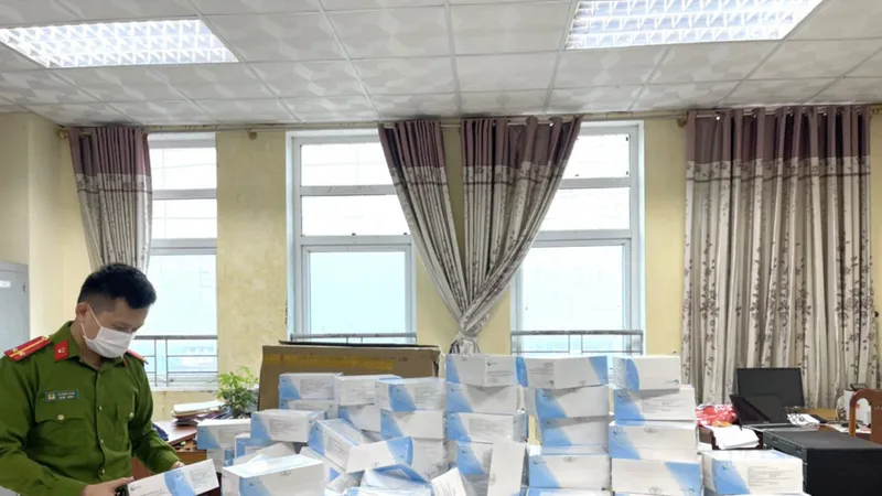 Lực lượng Công an kiểm tra, thu giữ tang vật. Ảnh: Công an Hà Tĩnh