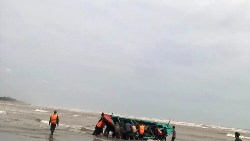 Lực lượng chức năng và người dân tham gia trục vớt thuyền bị nạn đưa vào bờ