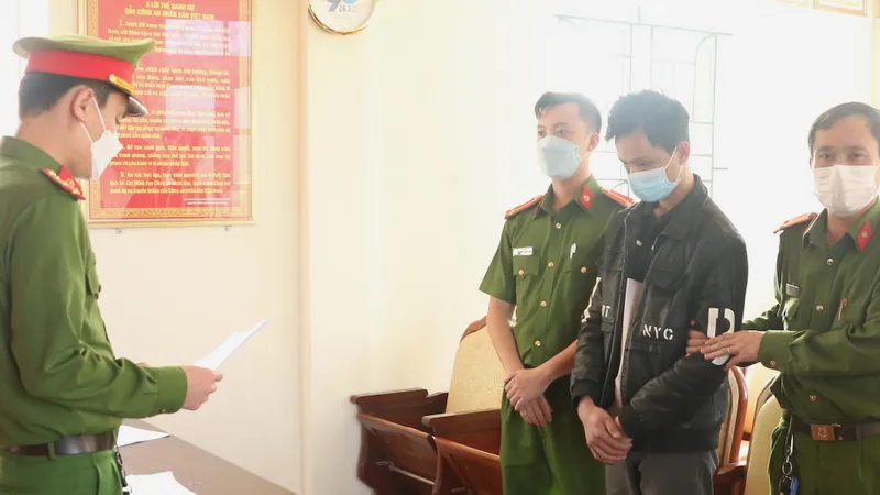 Cơ quan CSĐT Công an tỉnh Hà Tĩnh bắt Phạm Văn Tuấn. Ảnh: Công an Hà Tĩnh 
