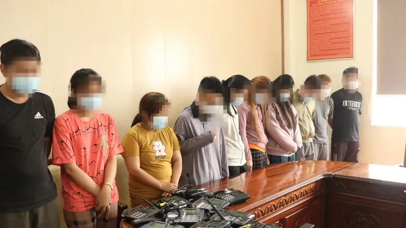 Các đối tượng cùng tang vật. Ảnh: Công an Hà Tĩnh cung cấp