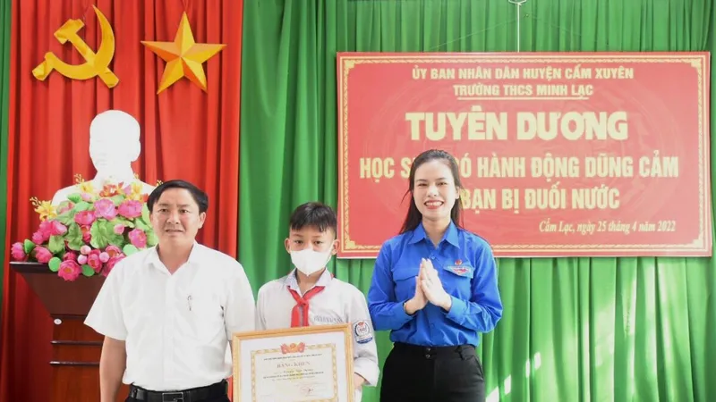 Phó Bí thư Tỉnh đoàn Hà Tĩnh Nguyễn Ny Hương trao bằng khen cho em Nguyễn Văn Dương 