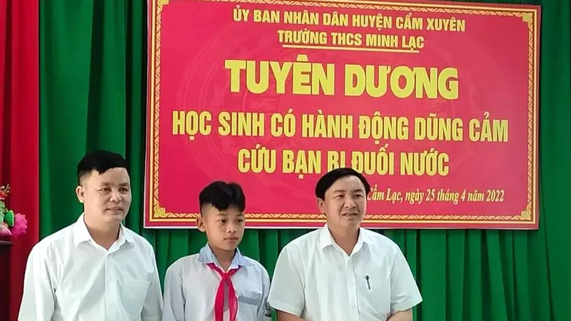 Sáng 25-4, Trường THCS Minh Lạc tổ chức tuyên dương và tặng giấy khen cho em Nguyễn Văn Dương