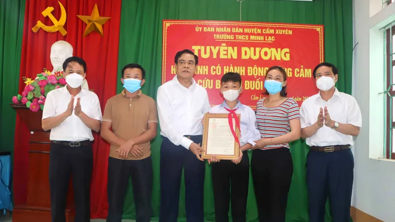 Chủ tịch UBND tỉnh Hà Tĩnh Võ Trọng Hải trao thư khen của Chủ tịch nước cho em Nguyễn Văn Dương