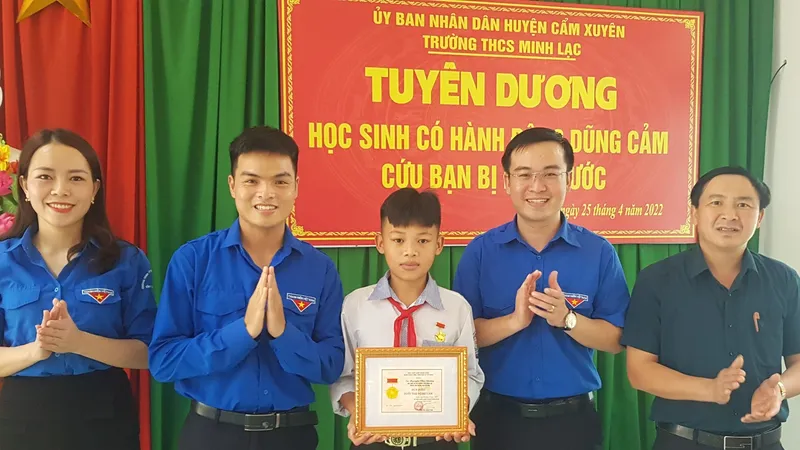 Đại diện Tỉnh đoàn Hà Tĩnh trao Huy hiệu Tuổi trẻ dũng cảm cho em Nguyễn Văn Dương