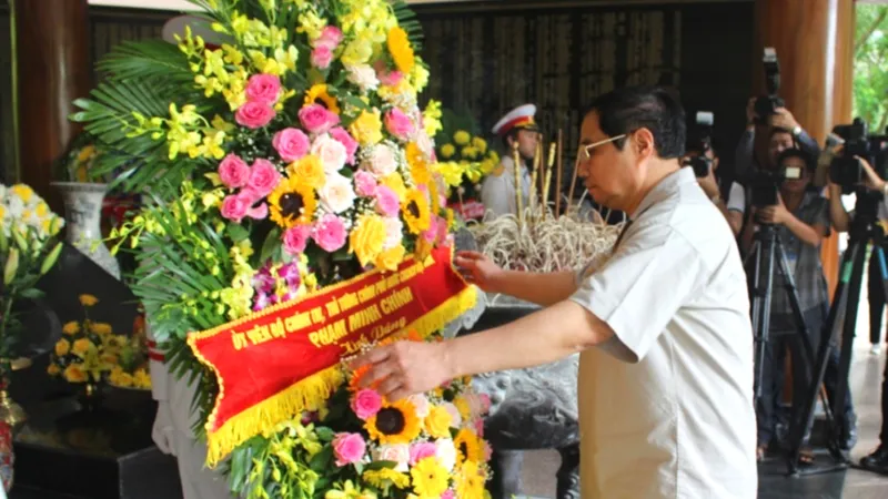 Thủ tướng Chính phủ Phạm Minh Chính dâng hoa tại Nhà bia tưởng niệm liệt sĩ Thanh niên Xung phong toàn quốc