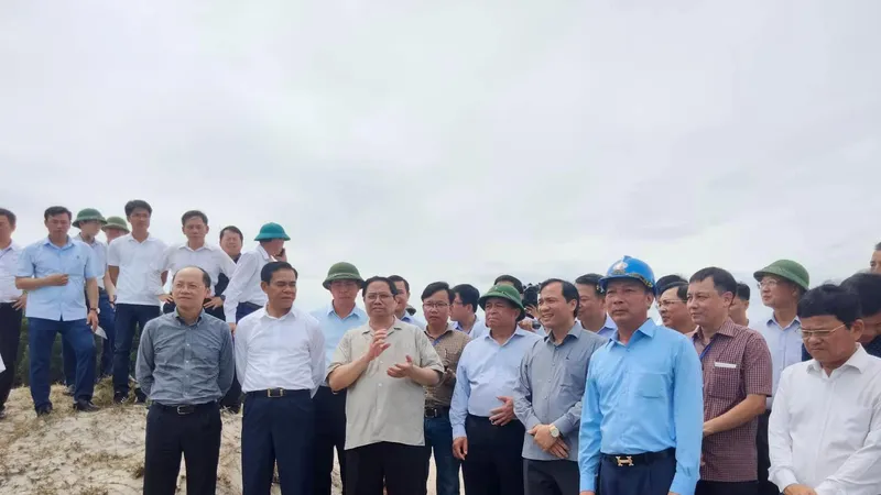 Thủ tướng Chính phủ Phạm Minh Chính cùng đoàn công tác khảo sát thực trạng mỏ sắt Thạch Khê