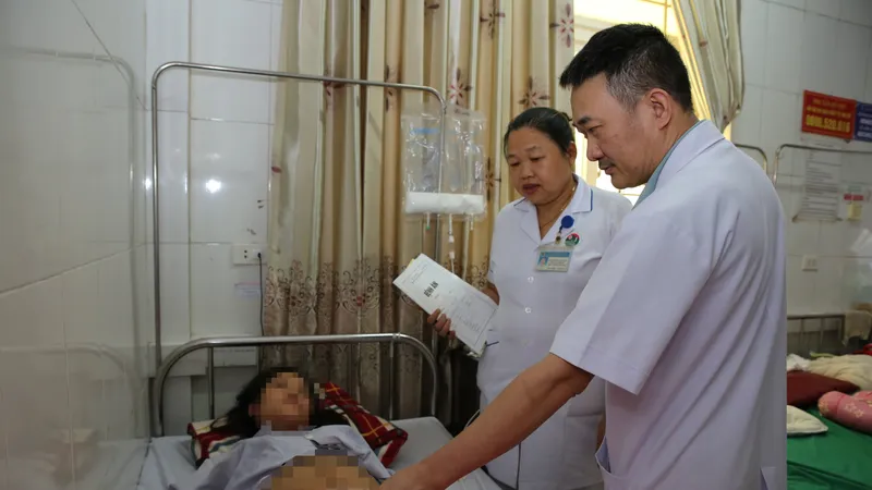 Bác sĩ Bệnh viện Đa khoa Hà Tĩnh kiểm tra, theo dõi tình hình sức khỏe sản phụ H. sau sinh