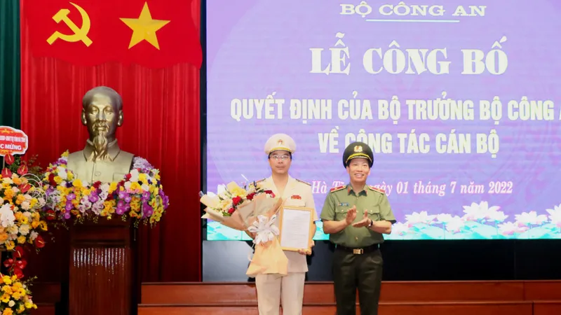 Thiếu tướng Lê Văn Tuyến trao quyết định cho Thượng tá Nguyễn Hồng Phong, tân Giám đốc Công an tỉnh Hà Tĩnh